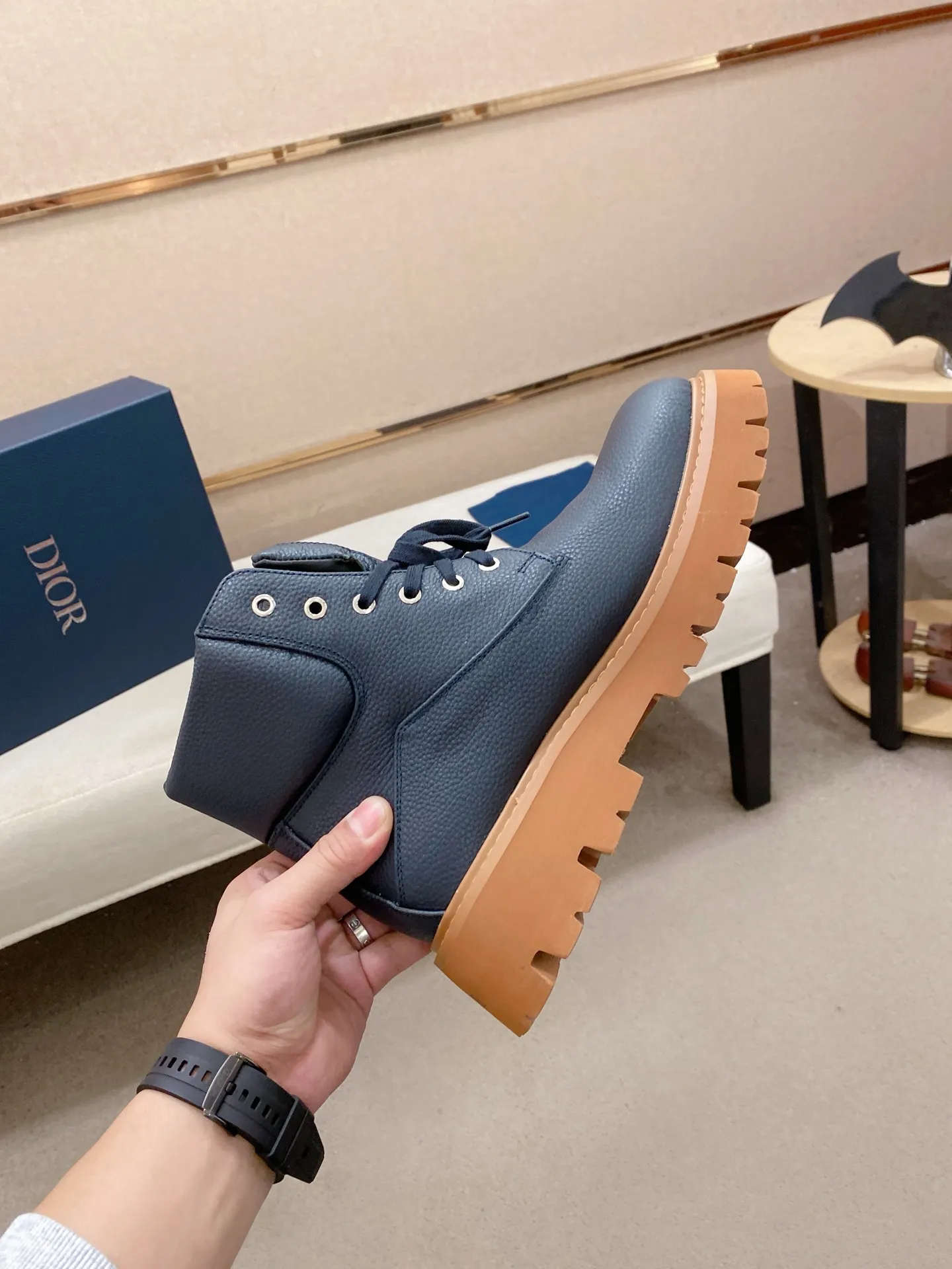Factory price: 580💰 [Dior·Dior] New casual high-top men's shoes, new spring and summer design, perfect workmanship, lace-up lazy style to create wardrobe quality, upper: imported first-layer cowhide, high-grade sheepskin lining soft and comfortable, ultra-light TPU wear-resistant outsole, simple, versatile fashion men's shoes, excellent color code number 38-44. Customized at 45.46